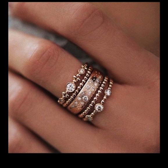 Jewelry - 🎊🎊NEW🎊🎊 PRETTY!! 5 Band Stacked Rings in ROSE GOLD